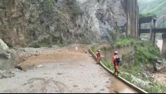 <b>澳门金沙赌场_澳门金沙网址_澳门金沙网站_ 依山而建的沿江公路受损</b>